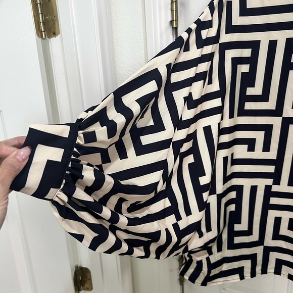 Alamia Black & Ivory Geometric Poet
Long Sleeve Blouse, size Med - Picture 7 of 11